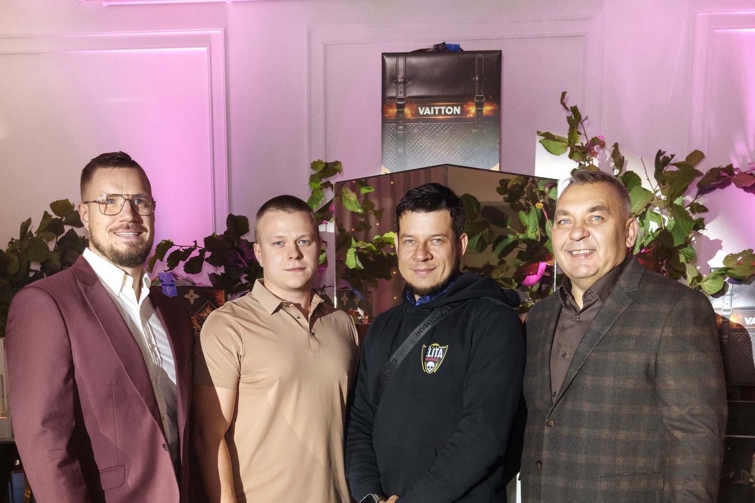 Keturi fejerverkų degustacijos dalyviai prie „MegaFireworks“ ekspozicijos