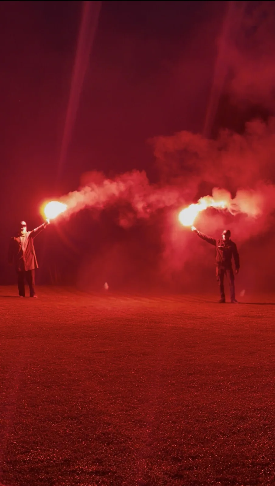 Du pirotechnikos specialistai su raudonais signaliniais fakelais „MegaFireworks“ renginyje Varnupėje