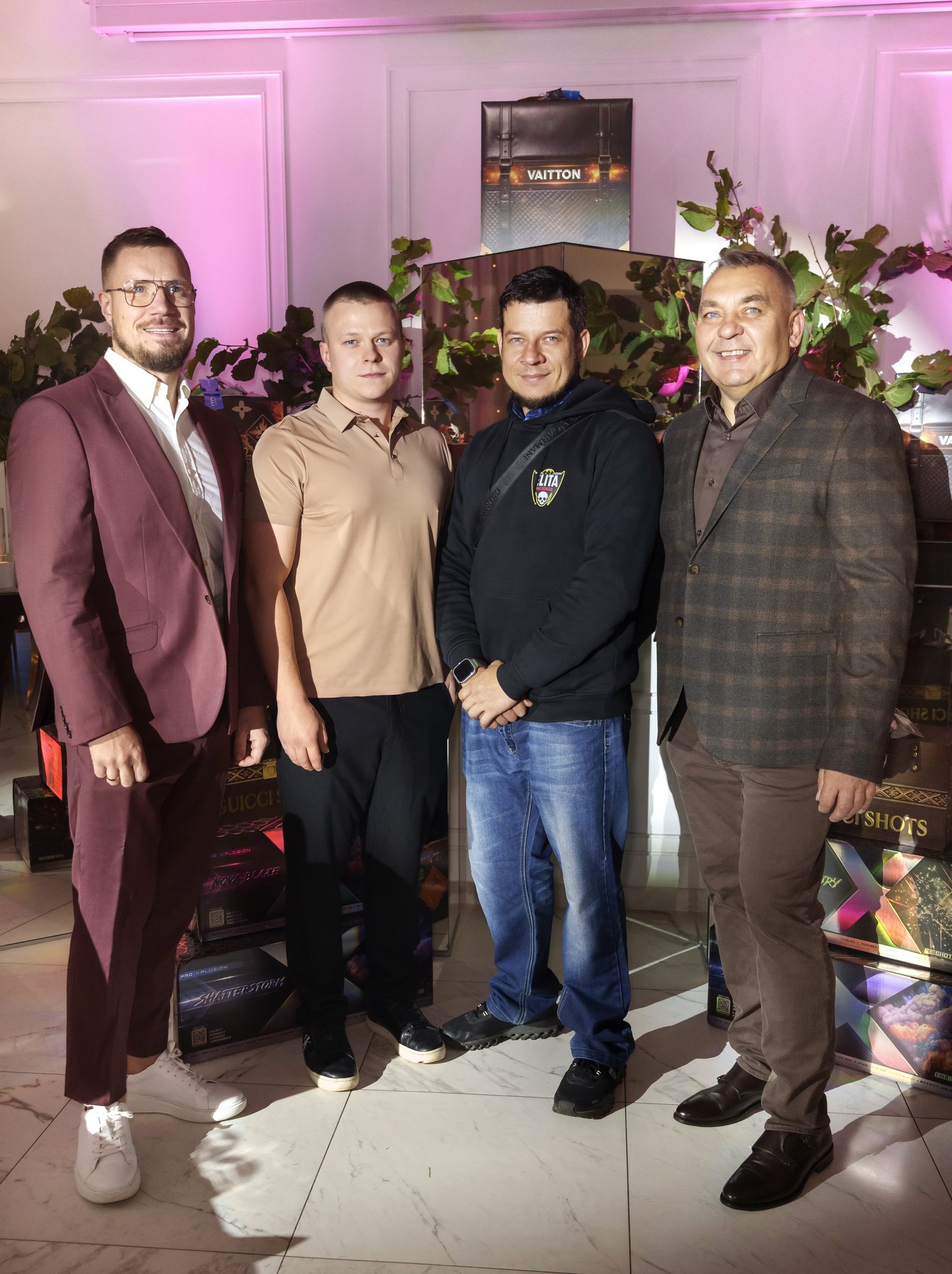Svečių grupė prie „MegaFireworks“ ekspozicijos
